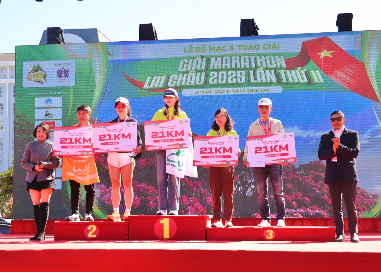 &nbsp;Ban tổ chức trao giải cho các vận động viên nữ đạt giải ở nội dung 21km.