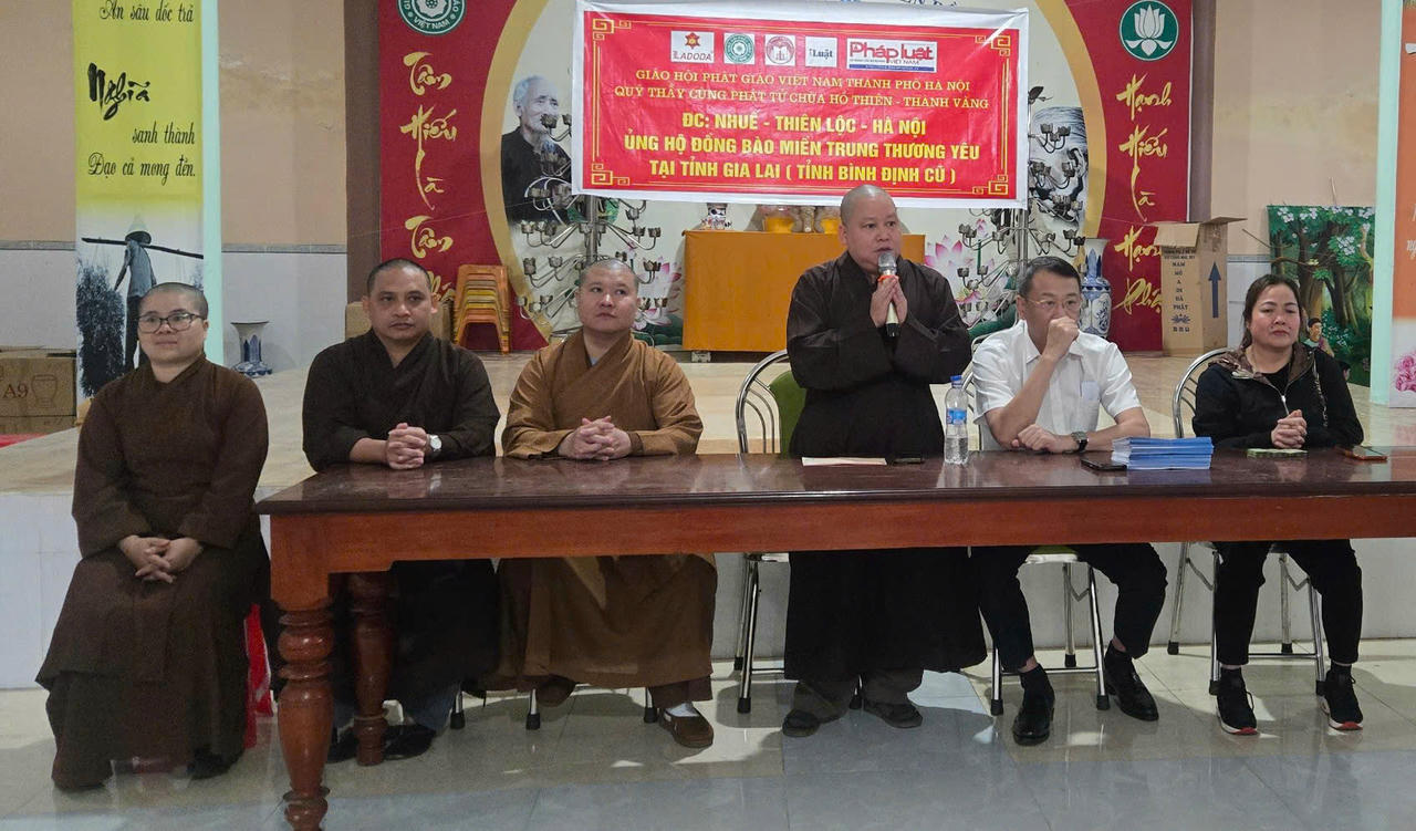 Phát biểu trao quà tại chùa Long Phước.