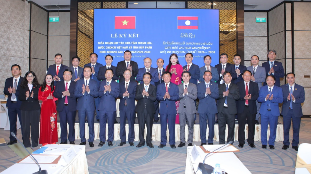 Đoàn đại biểu hai tỉnh Thanh Hóa - Hủa Phăn chụp ảnh lưu niệm.

