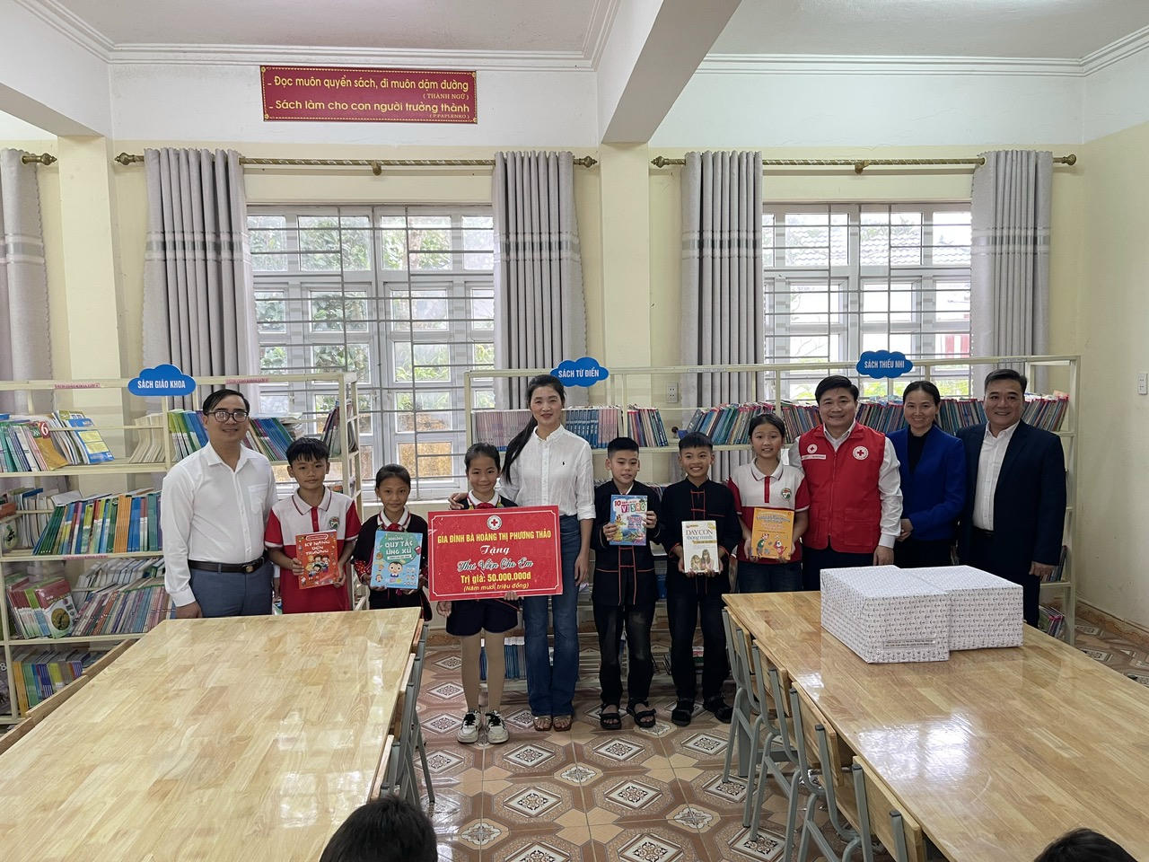 Tại Điểm trường Quảng Thịnh - Trường tiểu học và THCS Quảng Đức, (xã Quảng Đức) Hội Chữ thập đỏ tỉnh Quảng Ninh phối hợp tổ chức trao tặng “Thư viện cho em”.