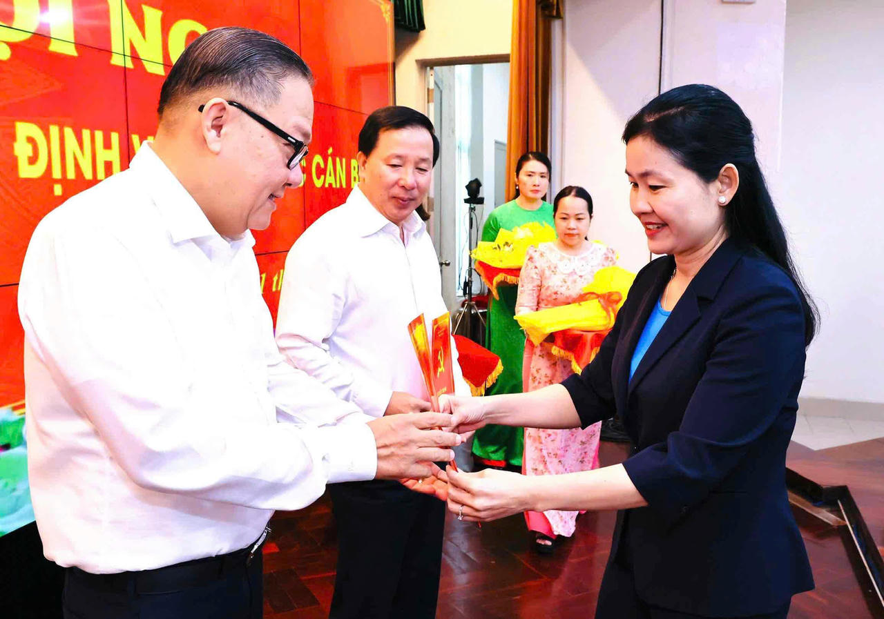 Phó Chủ tịch Thường trực UBND tỉnh, Ủy viên Ban Thường vụ Tỉnh ủy Nguyễn Kim Long nhận quyết định giữ chức Phó Bí thư Thường trực Đảng ủy UBND tỉnh.