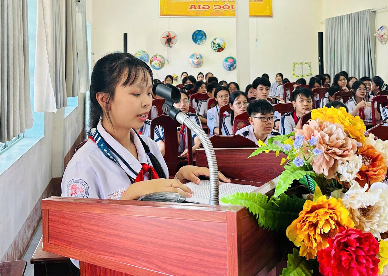 Em Nguyễn Dương Phương Nguyên - học sinh Lớp 9/7, Trường THCS Lê Quý Đôn phát biểu cảm tưởng tại buổi phát động cuộc thi.