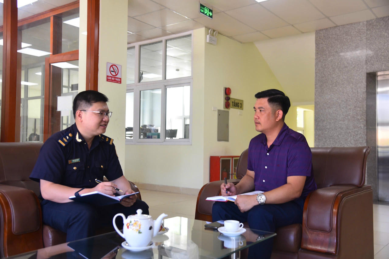 PV Báo PLVN phỏng vấn&nbsp;Ông Nông Quang Hưng, Phó đội trưởng hải quan cửa khẩu Tân Thanh - Lạng Sơn. (Ảnh: Thanh Tùng)