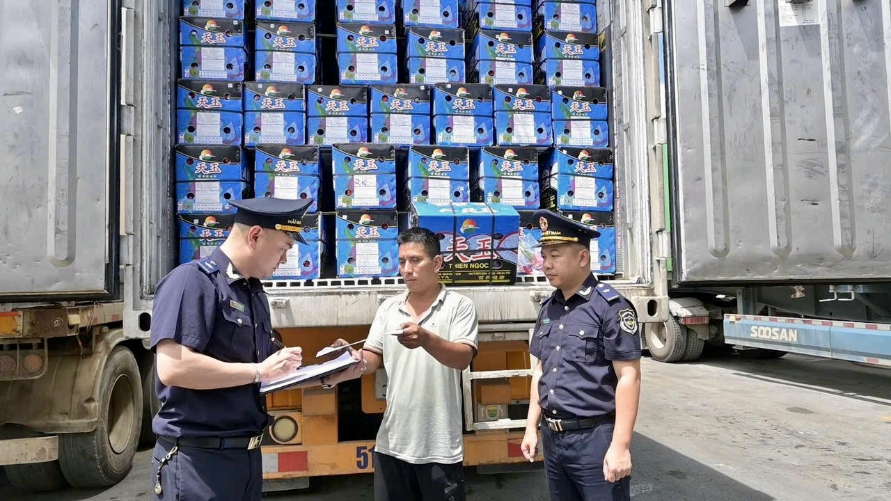 Hải quan Lạng Sơn: PBGDPL là nền tảng vững chắc chống buôn lậu, gian lận thương mại