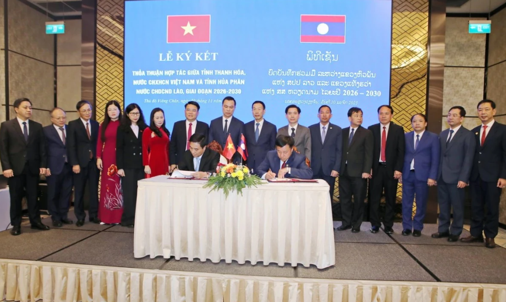 Bí thư Tỉnh ủy Thanh Hóa Nguyễn Doãn Anh và Bí thư Tỉnh ủy Hủa Phăn Phút Phăn Kẹo Vông Xay ký kết thoả thuận hợp tác giai đoạn 2026-2030 trước sự chứng kiến của lãnh đạo hai tỉnh Thanh Hóa - Hủa Phăn.