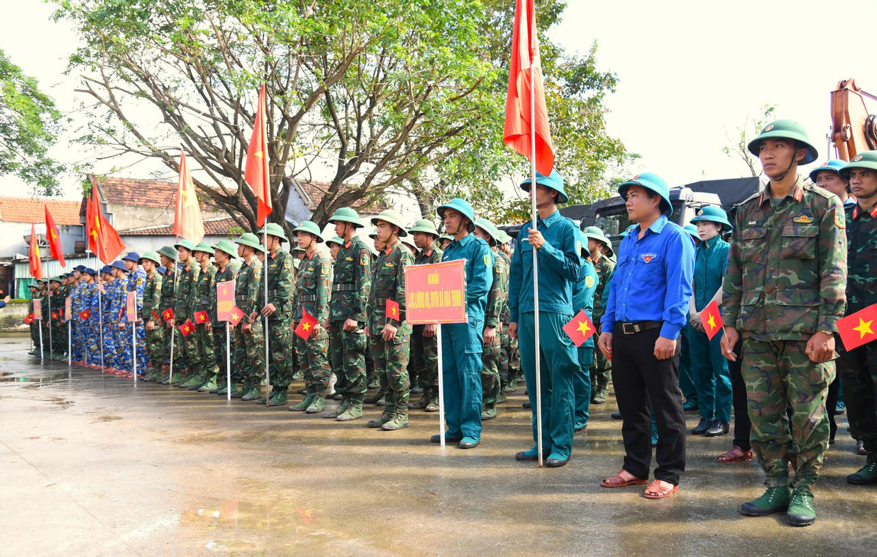 Lực lượng Quân khu 5 ra quân xây dựng nhà mới cho người dân vùng lũ Đắk Lắk.