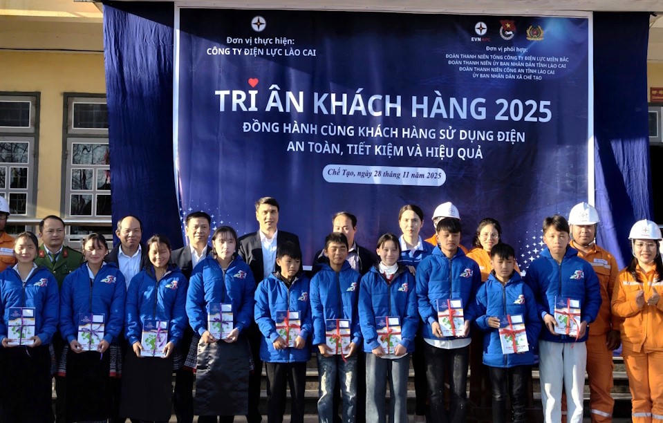 Tặng 130 xuất quà (gồm áo ấm và vở viết) cho các em học sinh có hoàn cảnh khó khăn