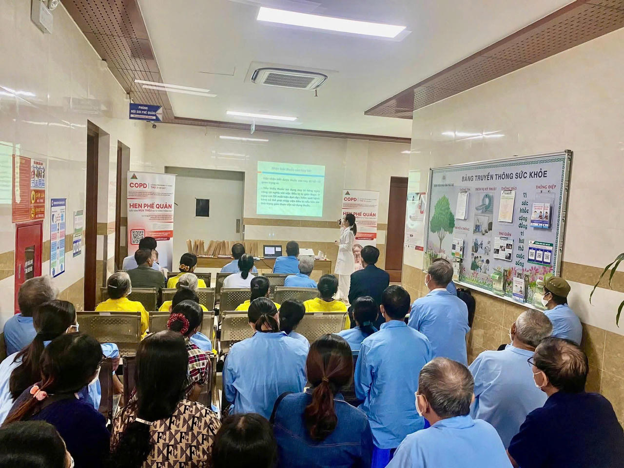 Bệnh viện Phổi tỉnh Phú Thọ đã thành lập Câu lạc bộ hen-COPD có ý nghĩa quan trọng trong việc nâng cao chất lượng điều trị, đây là nơi gắn kết, kết nối gần hơn nữa bác sĩ với bệnh nhân và giữa bệnh nhân với bệnh nhân để những người mắc bệnh này được chăm sóc tốt hơn. Ảnh: BVCC