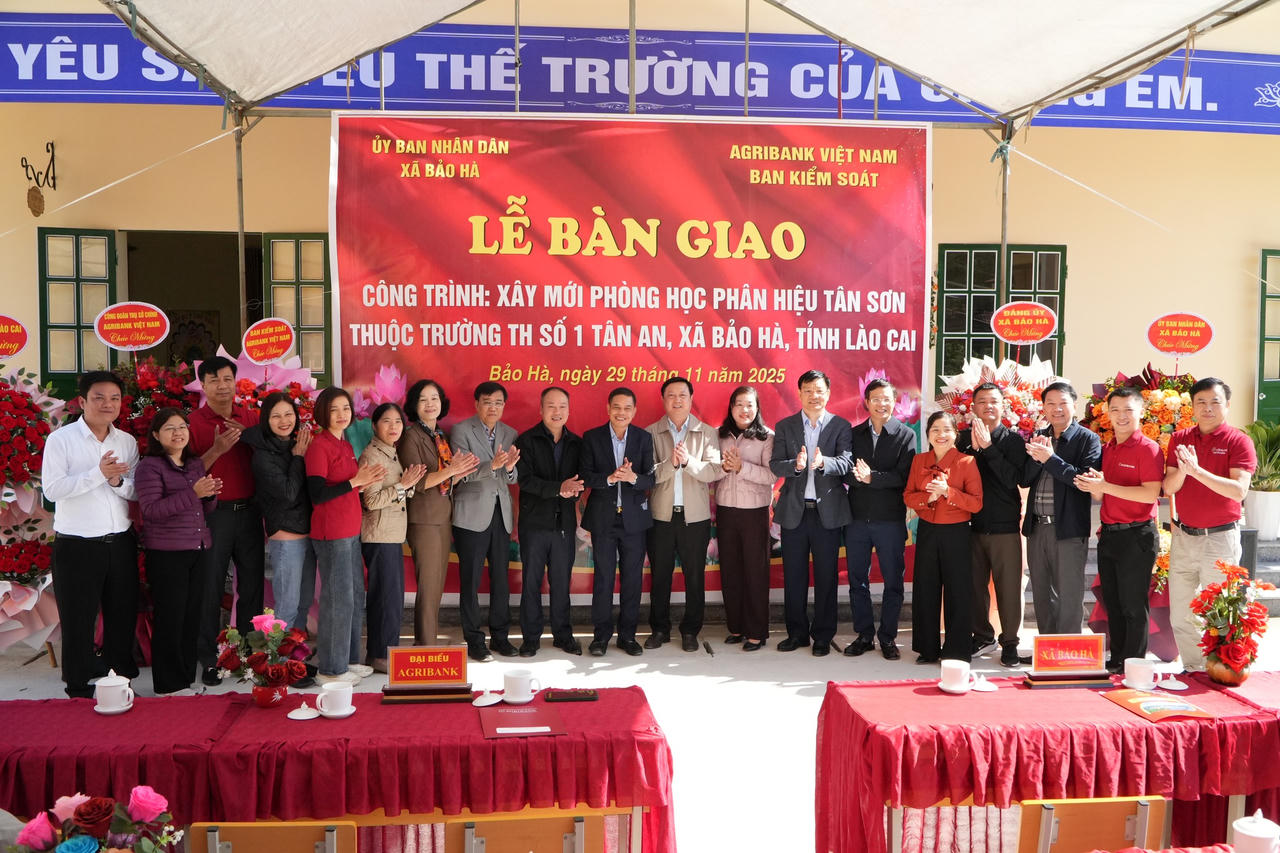 Bàn giao công trình xây mới phòng học phân hiệu Tân Sơn thuộc trường Tiểu học số 1 Tân An, xã Bảo Hà, tỉnh Lào Cai.