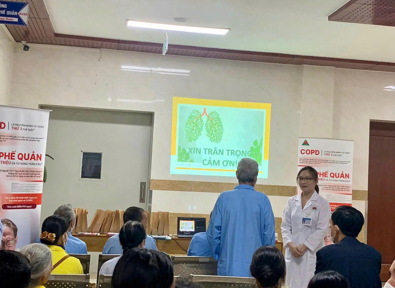 Một buổi sinh hoạt Câu lạc bộ Hen-COPD tại Bệnh viện Phổi tỉnh Phú Thọ, có đông người bệnh và người nhà người bệnh cùng tham gia. Ảnh: BVCC