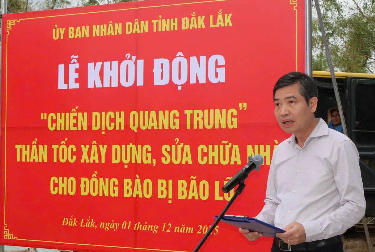 Ông Tạ Anh Tuấn - Chủ tịch UBND tỉnh Đắk Lắk bảo đảm người dân sớm ổn định nơi ở. Ảnh TH