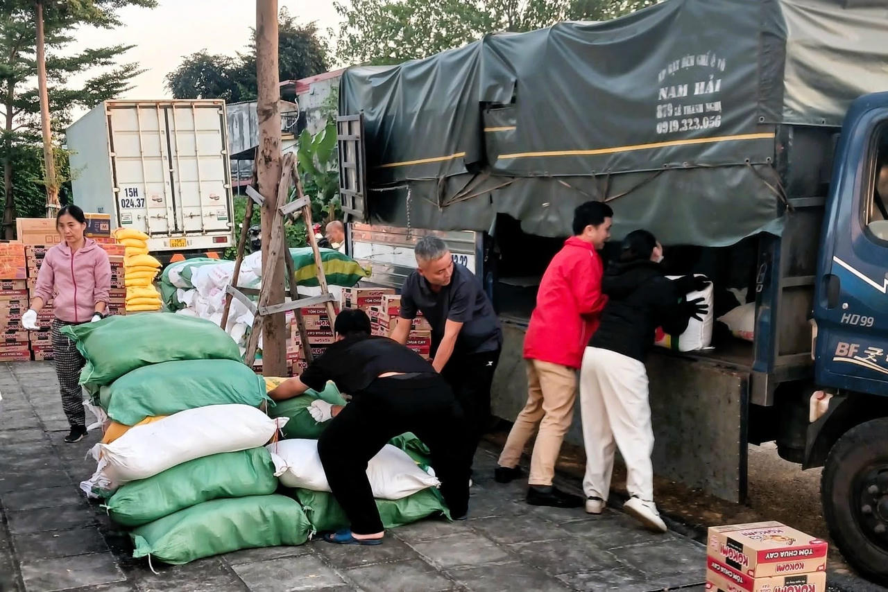 Hải Phòng chuyển 70 tấn hàng hoá và hơn 10,6 tỷ đồng hỗ trợ tỉnh Đắk Lắk
