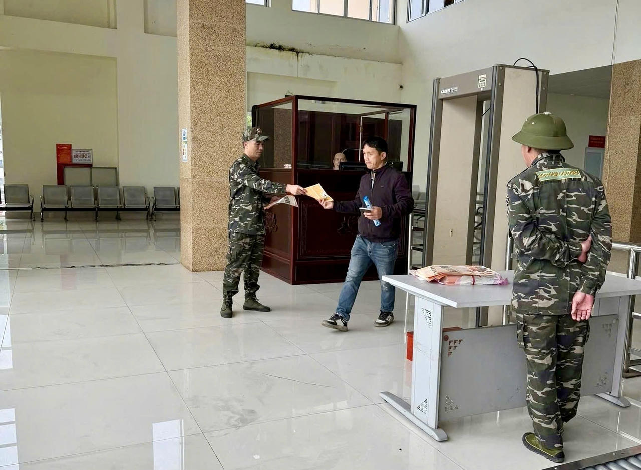 Lực lượng Hải Quan tỉnh Lạng Sơn tuyên truyền PBGDPL tại các cửa khẩu. (Ảnh: HQLS)