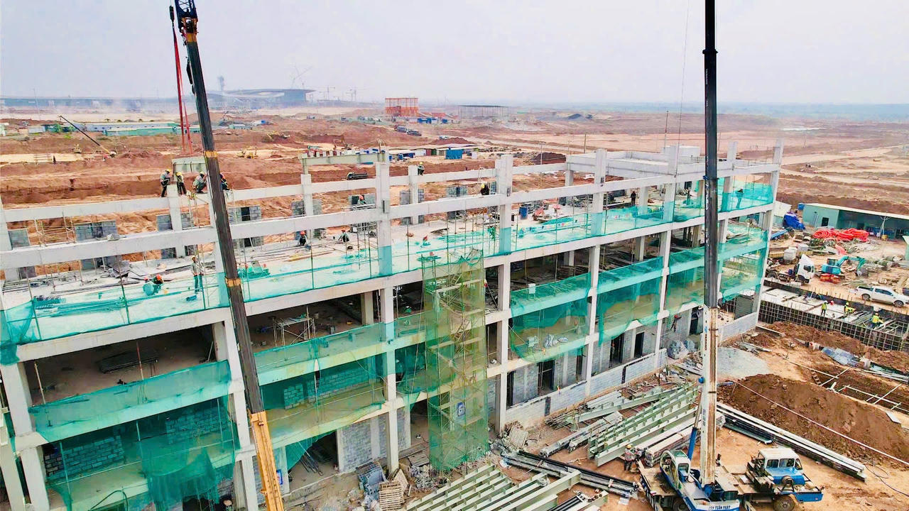 Nhà thầu tăng tốc thi công nhờ thời tiết thuận lợi sau mùa mưa.