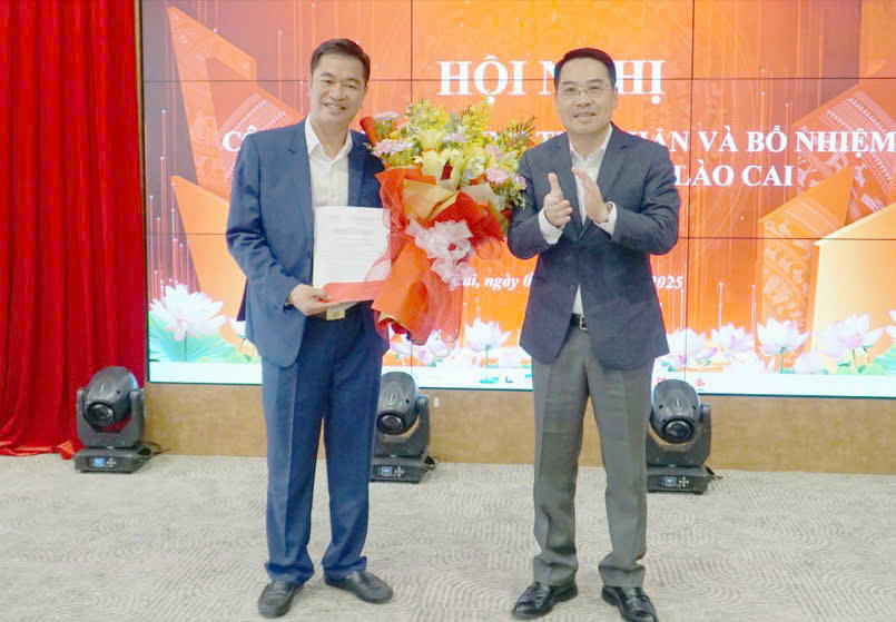 Chủ tịch UBND tỉnh Lào Cai Nguyễn Tuấn Anh trao quyết định và tặng hoa chúc mừng tân Chánh Thanh tra tỉnh (Ảnh: Báo Lào Cai).