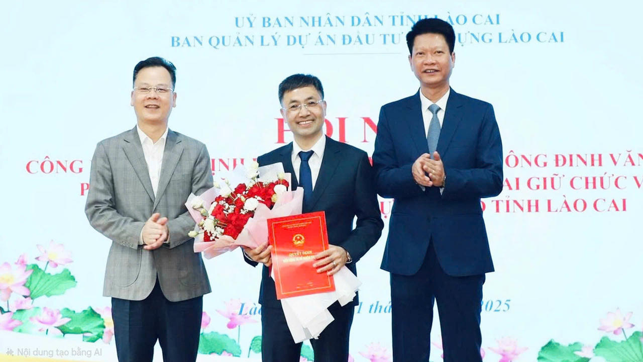 Lãnh đạo tỉnh Lào Cai tặng hoa chúc mừng tân Giám đốc Ban Quản lý Dự án Đầu tư xây dựng tỉnh. (ảnh: Báo Lào Cai).