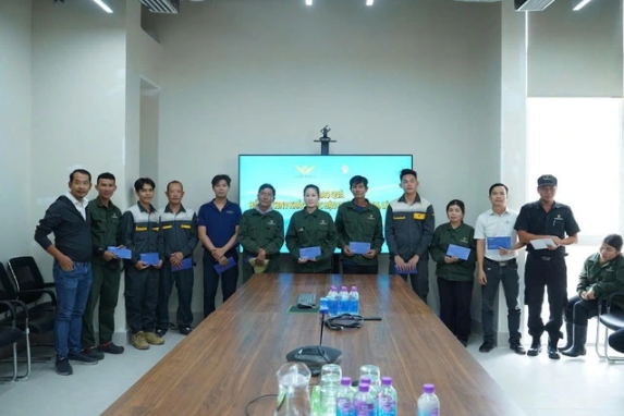 Quỹ Nhân ái Vega City cùng với quỹ công đoàn hỗ trợ 75 gia đình cán bộ nhân viên tại dự án Libera Nha Trang bị ảnh hưởng bởi lũ lụt. (Nguồn: KDI Holdings)