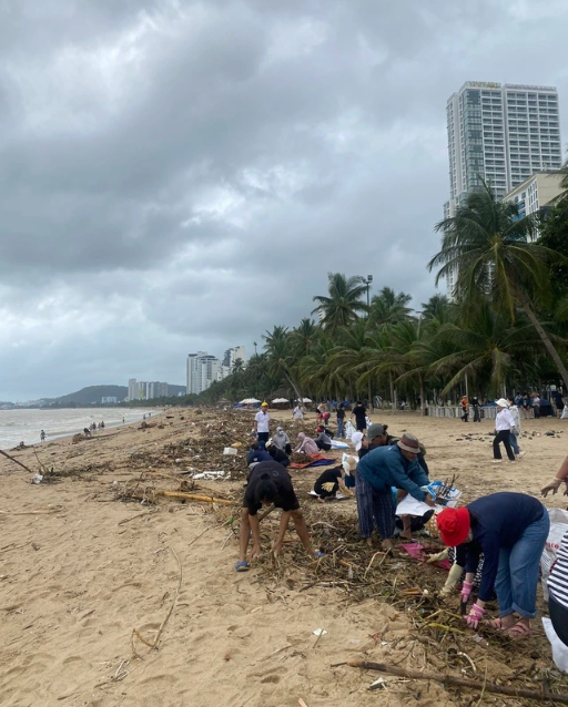 Sáng 23 - 24/11, Tập thể công ty cổ phần VGE (Nhà hát Đó) cùng chung tay làm sạch bãi biển Nha Trang sau lũ