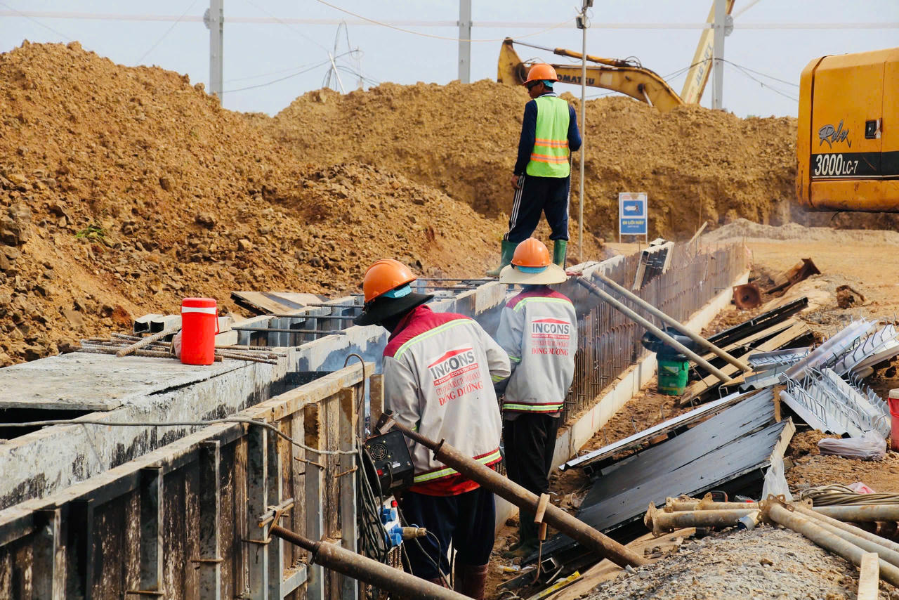 Hàng trăm phương tiện, thiết bị và nhân lực được huy động tối đa trên công trường.