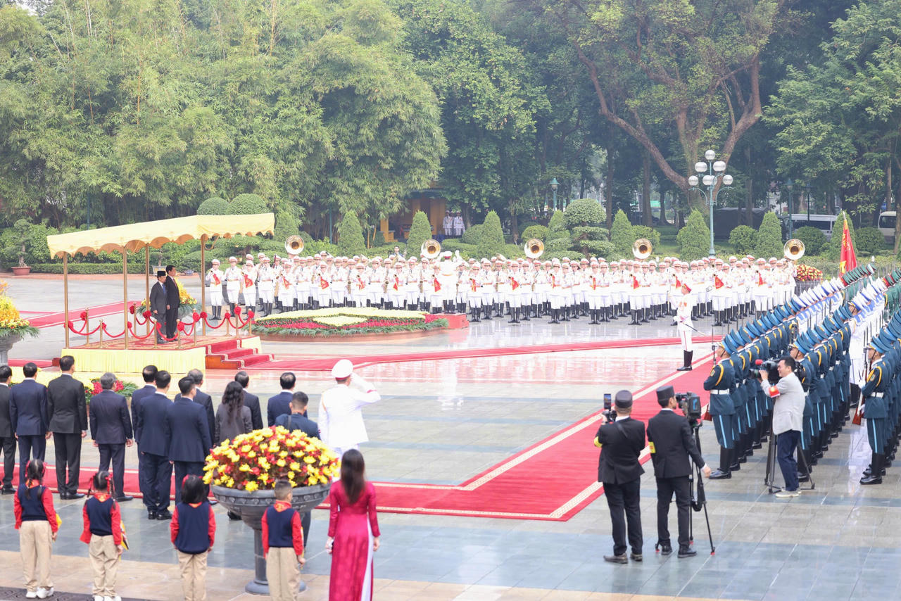 Chủ tịch nước Lương Cường đón Quốc vương Brunei Darussalam Haji Hassanal Bolkiah. Ảnh: VGP