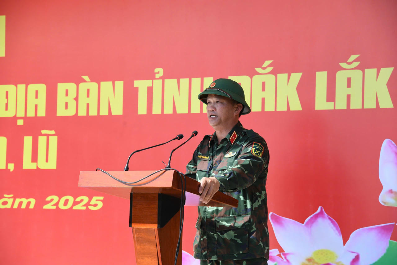 Thiếu tướng Trần Thanh Hải - Phó Tư lệnh Quân khu 5&nbsp;yêu cầu các lực lượng thi công bảo đảm đúng quy chuẩn kỹ thuật và tiến độ đề ra, coi đây là mệnh lệnh từ trái tim người lính dành cho Nhân dân.