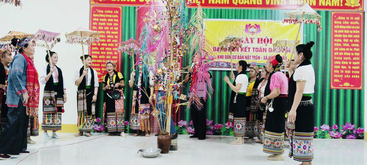 Người dân xã Hùng Chân vui ngày hội Đại đoàn kết toàn dân tộc.