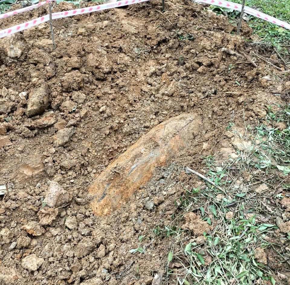 Hiện trường nơi người dân phát hiện quả bom nặng khoảng 340kg khi đào móng nhà.