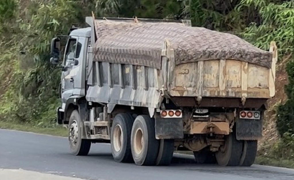 Một xe chở cát di chuyển từ khu vực Păng Tiêng hướng ra trung tâm Đà Lạt.