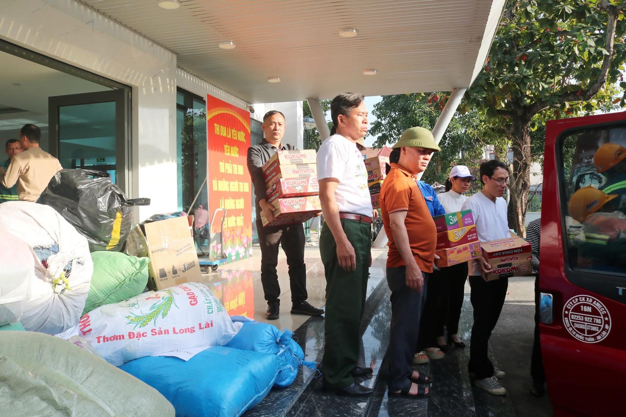 Uỷ ban MTTQ Việt Nam TP vận chuyển số hàng hoá tiếp nhận được gửi tới Nhân dân bị ảnh hưởng bởi thiên tai tỉnh Đắk Lắk.