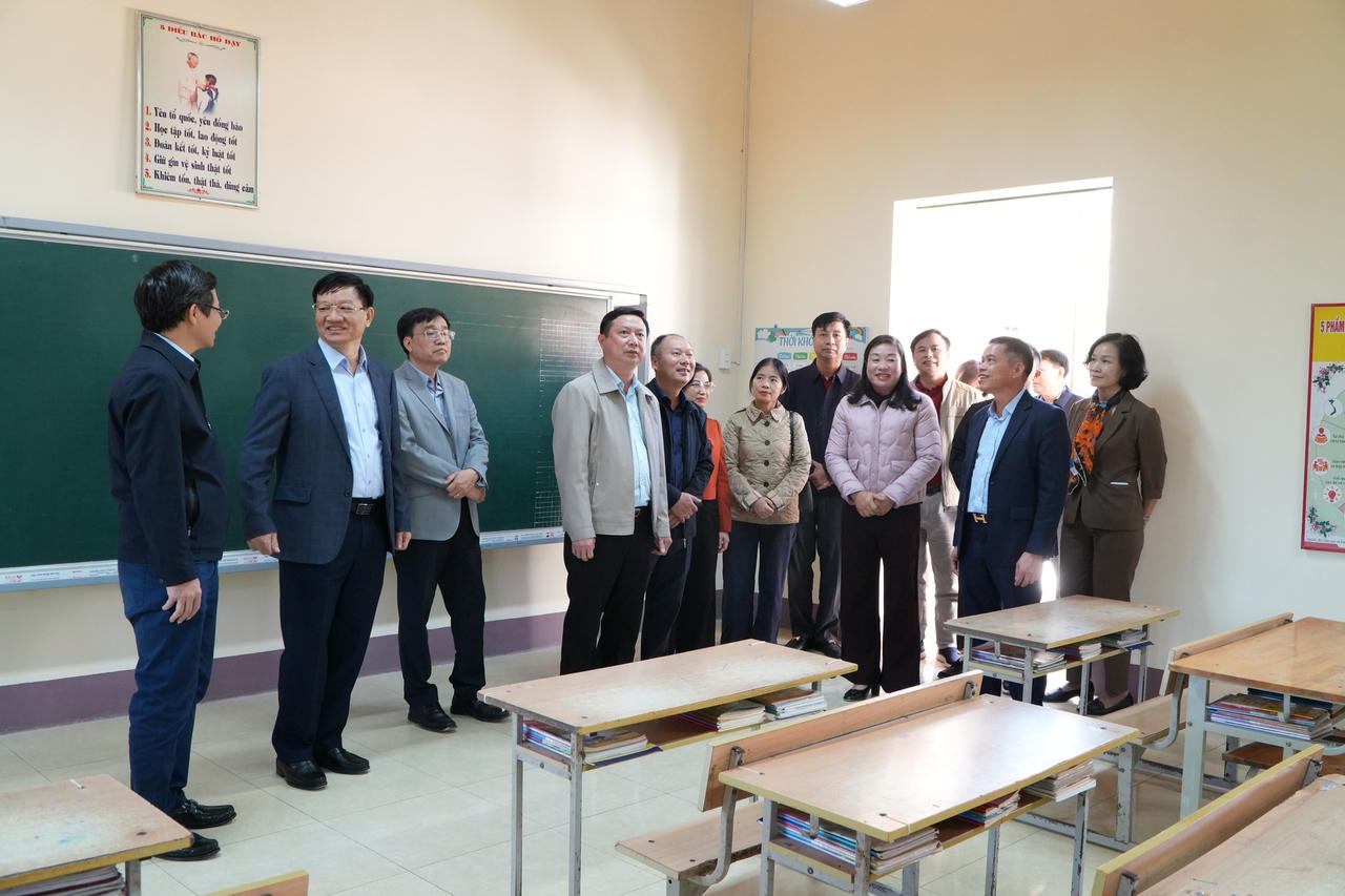 Các đại biểu tham quan không gian các lớp học