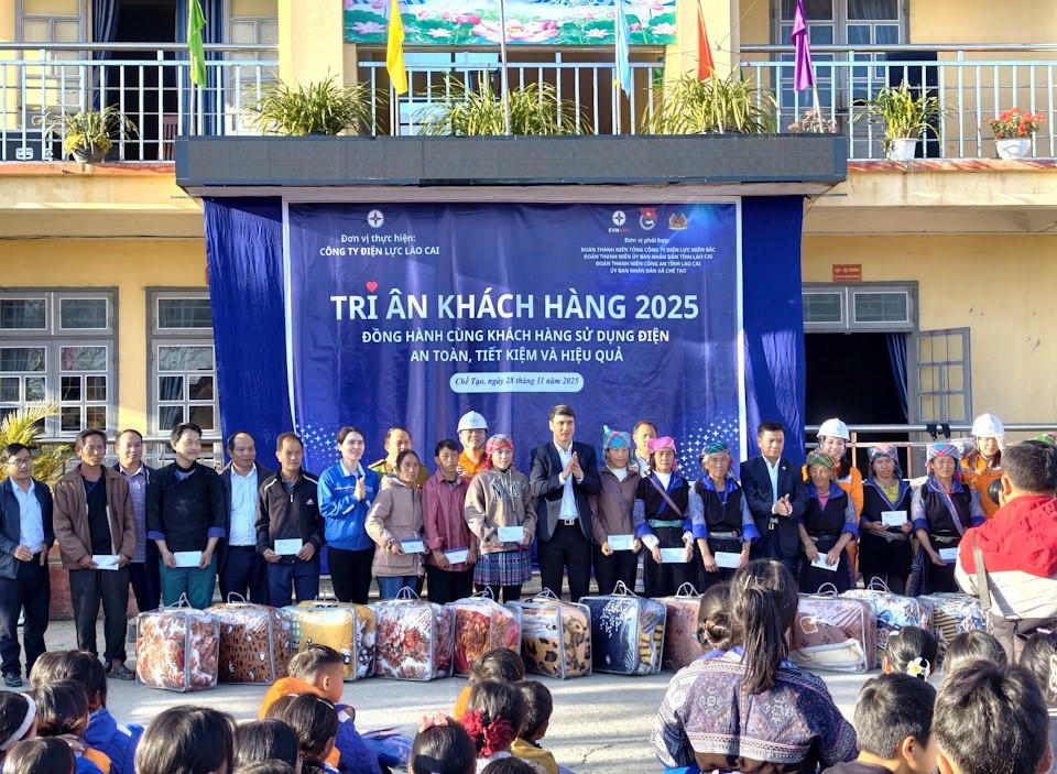 Điện lực Lào Cai mang hơi ấm đến xã vùng cao Chế Tạo