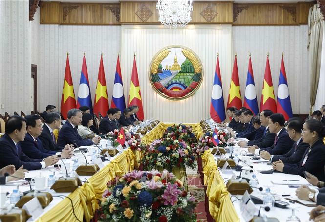 Tổng Bí thư Tô Lâm hội kiến Thủ tướng Lào Sonexay Siphandone. Ảnh: Thống Nhất/TTXVN