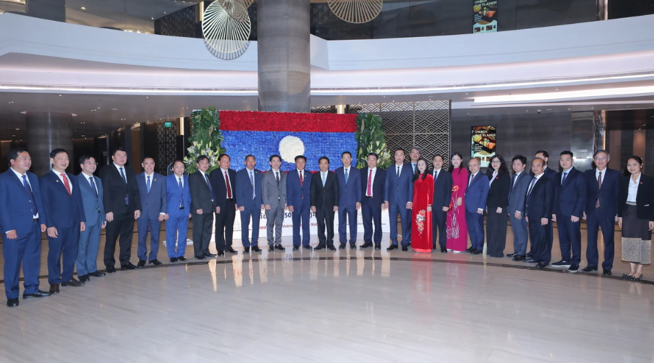 Đoàn đại biểu hai tỉnh Thanh Hóa - Hủa Phăn chụp ảnh lưu niệm.

