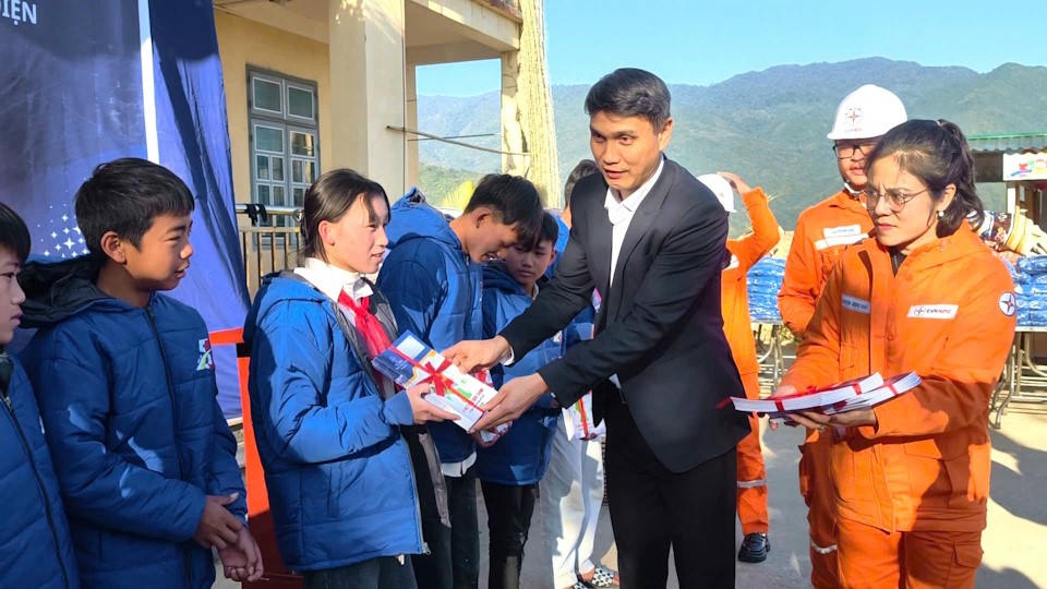 Ông Nguyễn Xuân Thuỷ - Phó Giám đốc Công ty trao tặng vở cho các em học sinh