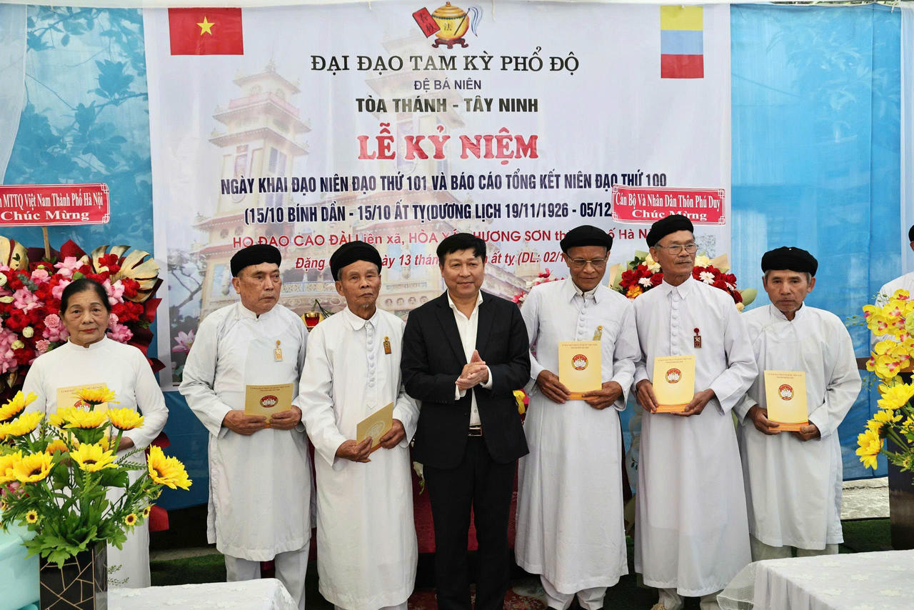 Uỷ ban MTTQ Việt Nam TP Hà Nội tặng quà cho các cá nhân tiêu biểu, gia đình chính sách.