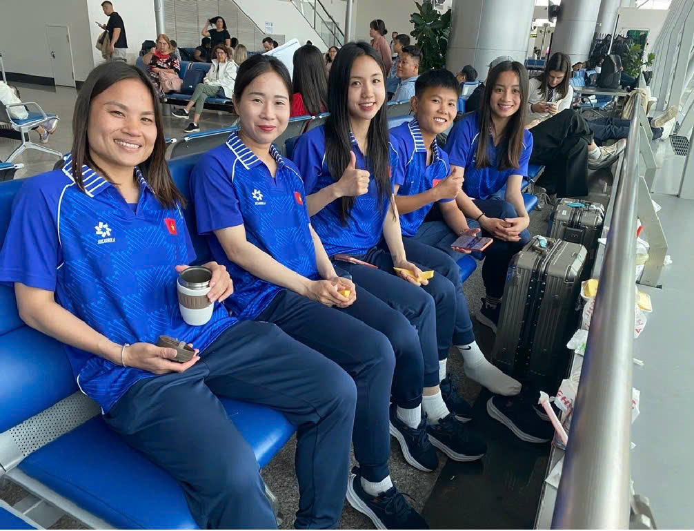 Các cầu thủ nữ Việt Nam rạng ngời tại sân bay