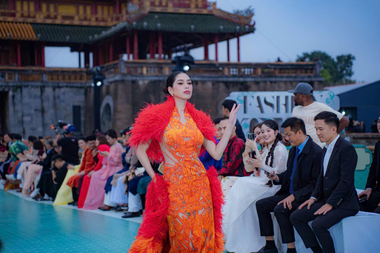 Các thí sinh tự tin toả sáng ở Đại Nội Huế.