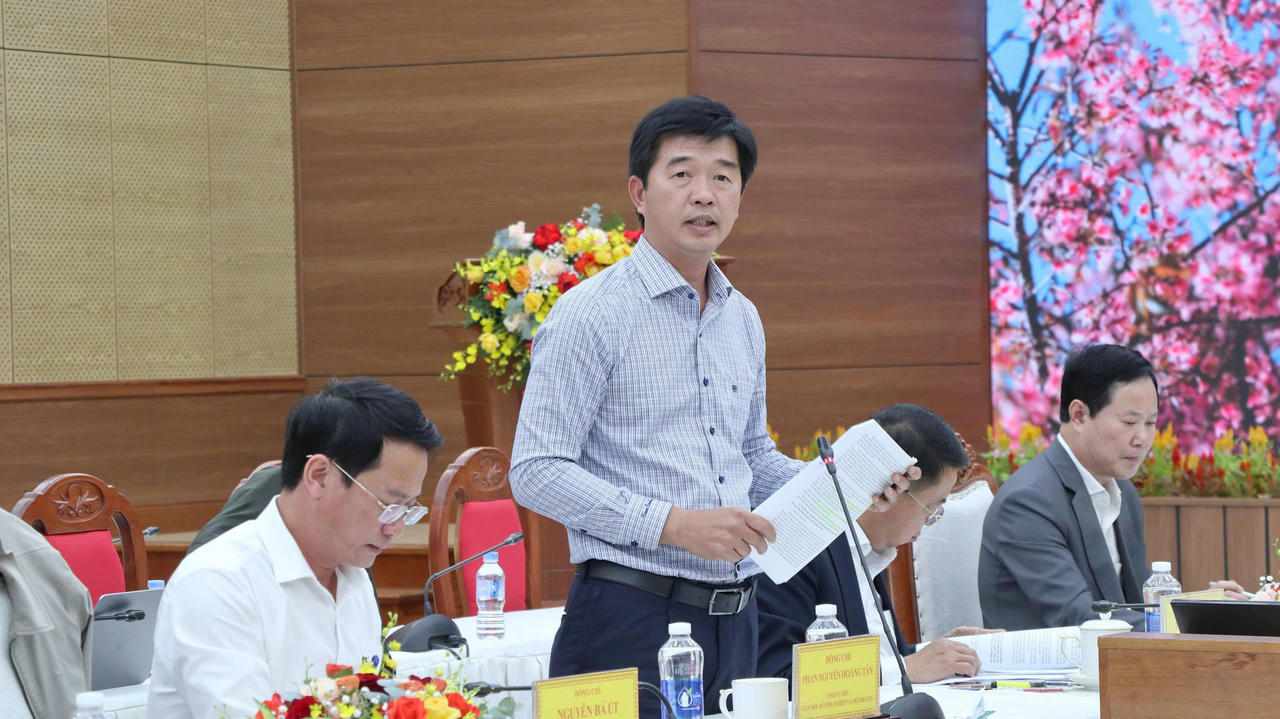 Đại diện các sở, ngành giải đáp câu hỏi của người nông dân.