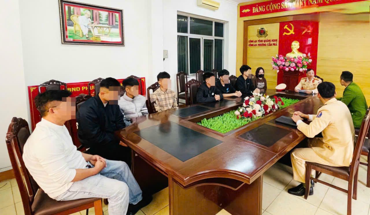 Triệu tập nhóm thanh thiếu niên 'bốc đầu' xe máy, livestream trên TikTok