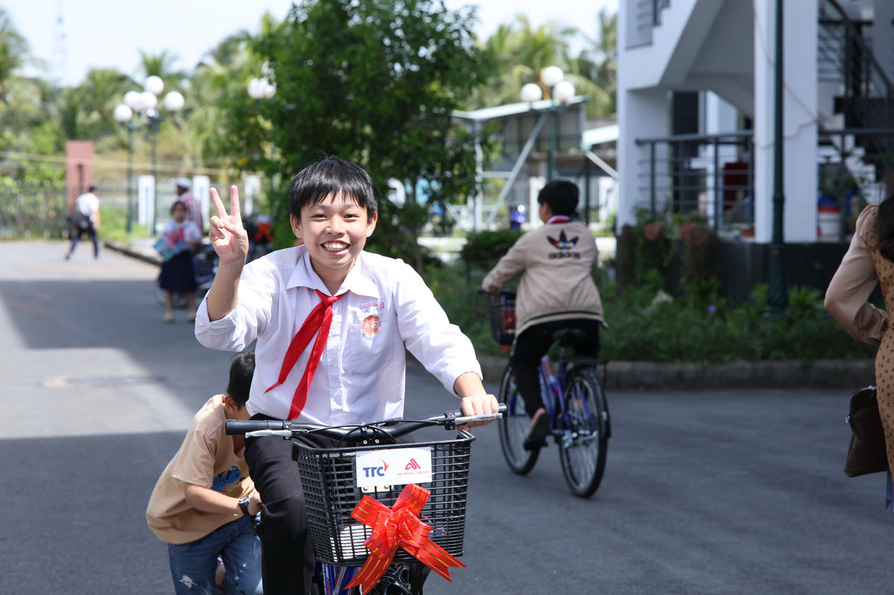 Nụ cười rạng rỡ khi được đi trên chiếc xe đạp mới..