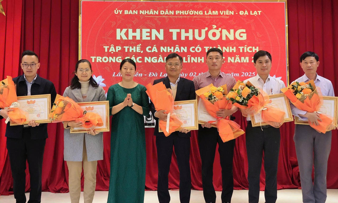 Những cá nhân có thành tích xuất sắc trong vận động bàn giao mặt bằng thực hiện dự án đường Lữ Gia kéo dài.&nbsp;
