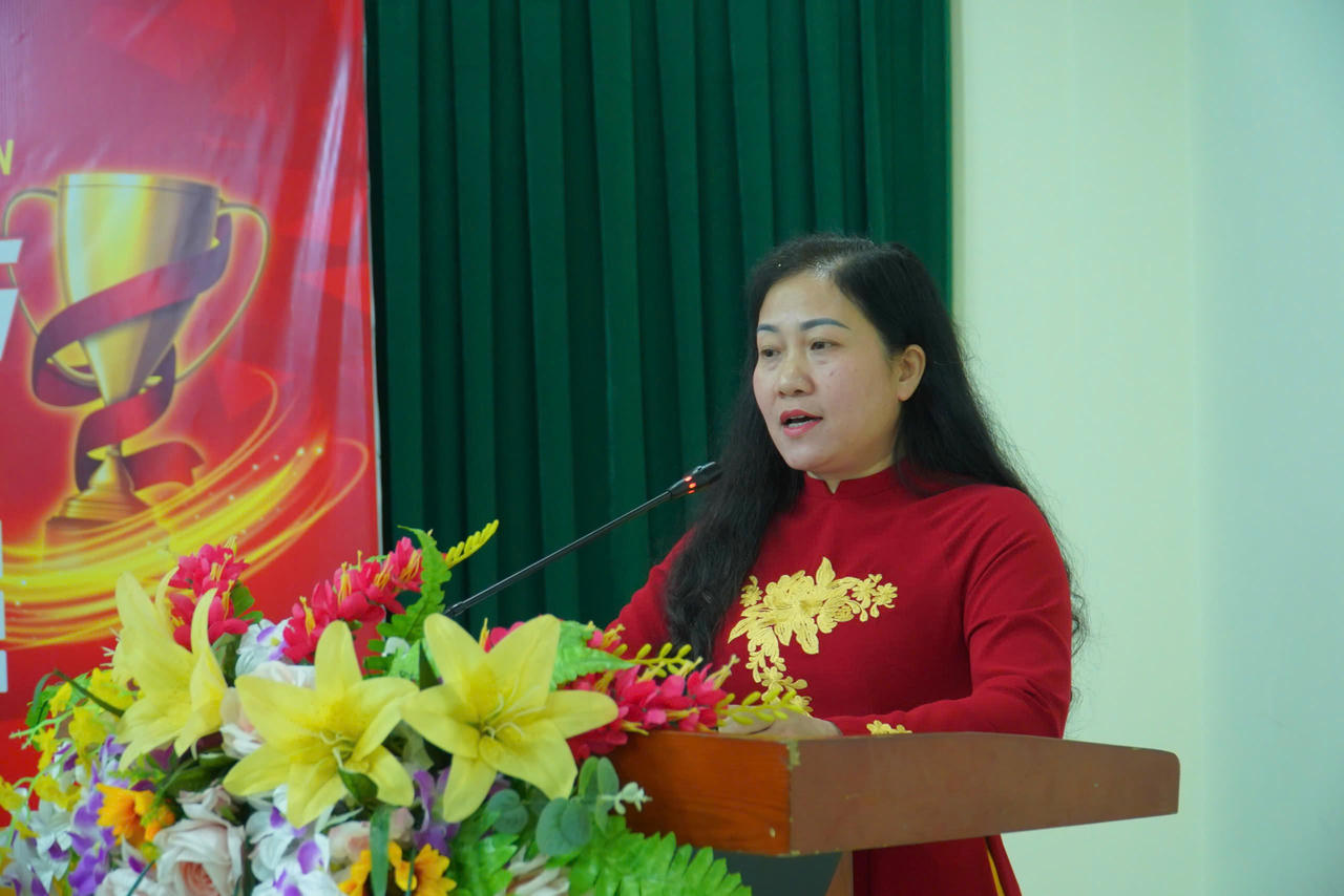 Bà Đỗ Thị Minh Hoa, Trưởng Ban Tuyên giáo và Dân vận Tỉnh ủy Thái Nguyên phát biểu tại buổi họp báo