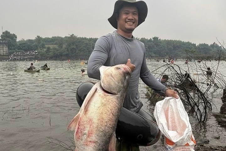 Người dân vui mừng khi săn được cá lớn.