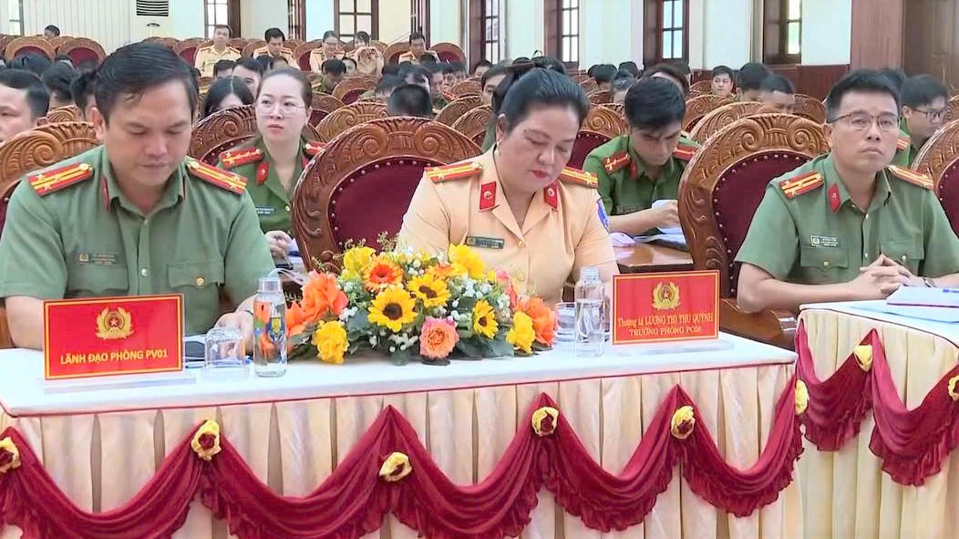 Thượng tá Lương Thị Thu Quỳnh - Trưởng phòng Cảnh sát Giao thông (ngồi giữa) chủ trì các nội dung chuyên môn tại hội nghị.