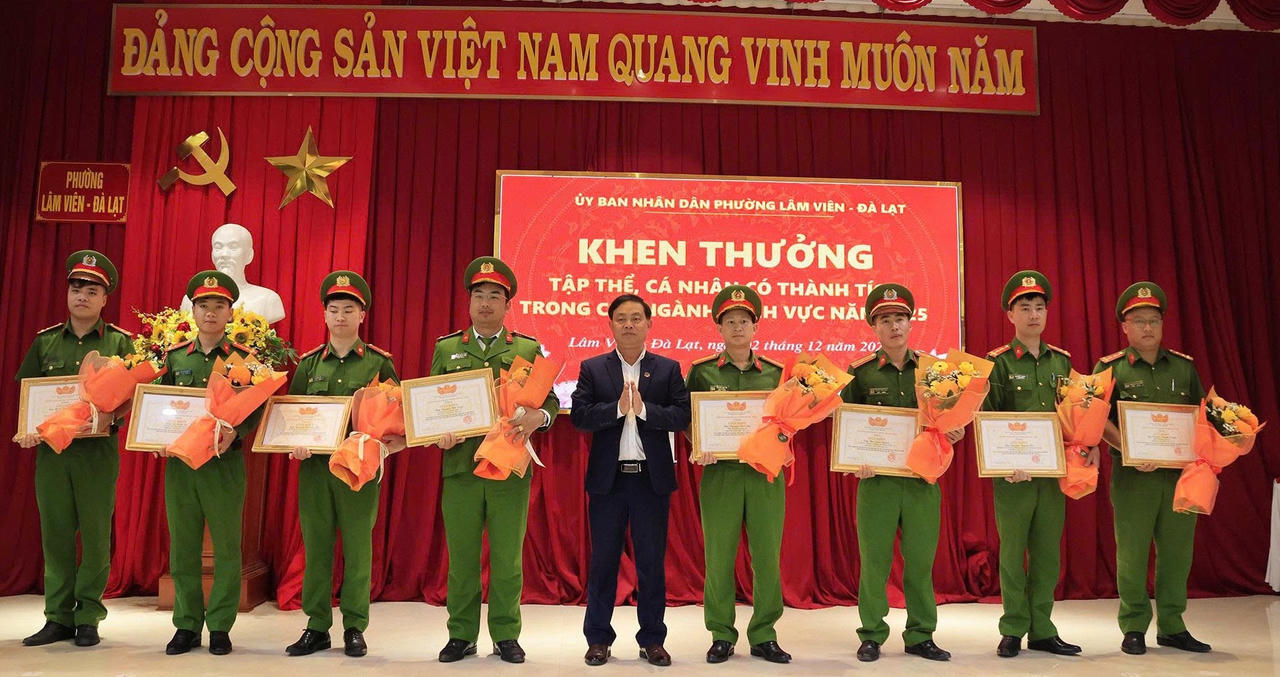 UBND phường Lâm Viên - Đà Lạt khen thưởng các cá nhân có&nbsp;thành tích trong thực hiện nhiệm vụ công tác đảm bảo an ninh trật tự.