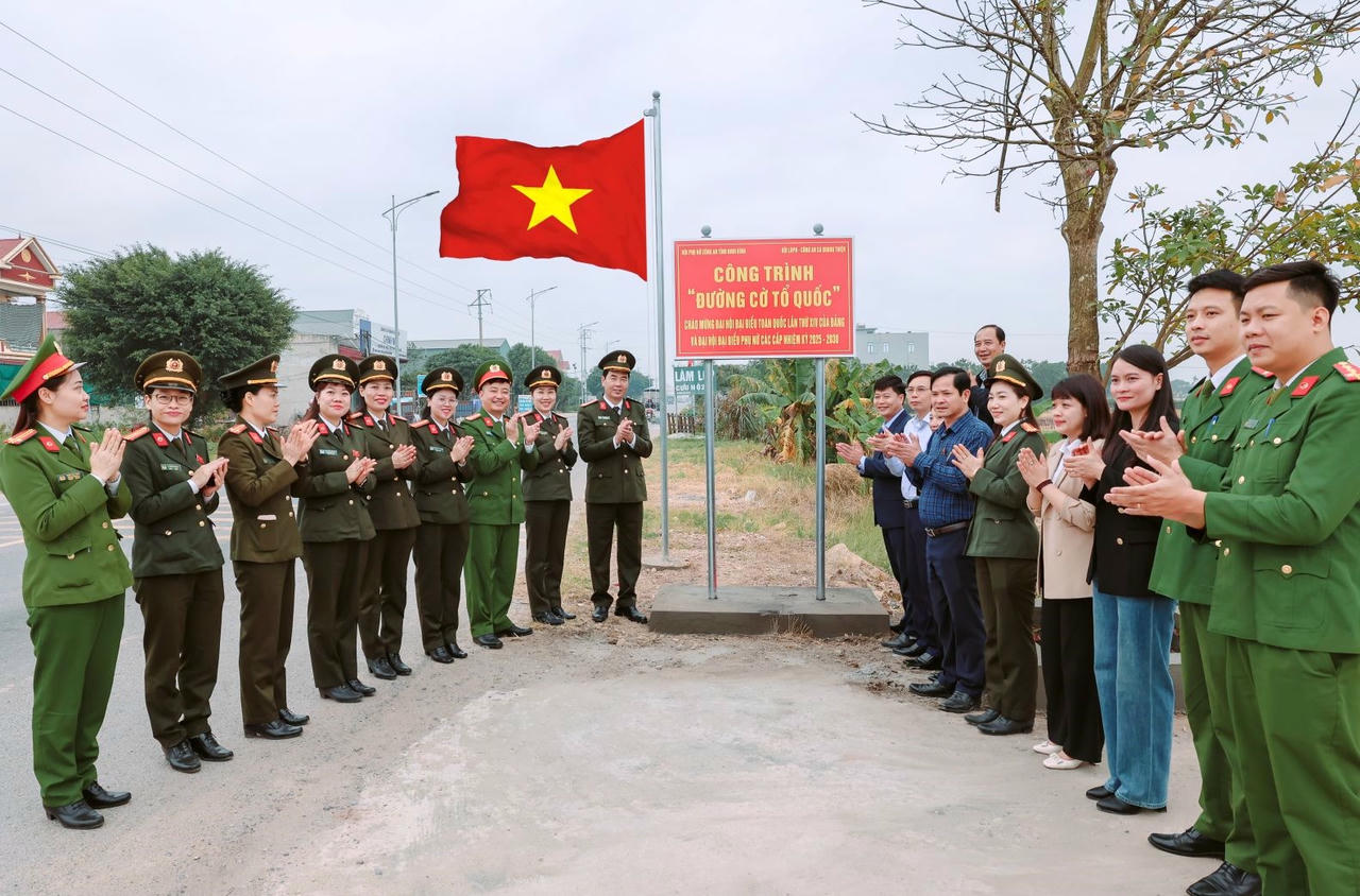 Hội phụ nữ Công an tỉnh Ninh Bình gắn biển công trình "Đường cờ Tổ Quốc"