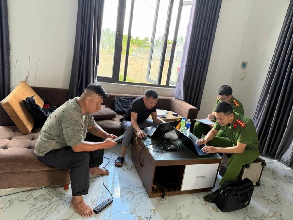 Cám cảnh cha xích chân nhốt con gái trong phòng để đi làm