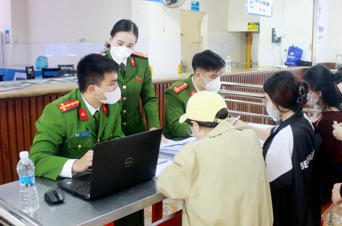 Các lực lượng Công an hướng dẫn, tiếp nhận và hoàn thiện thủ tục đăng ký tạm trú... cho công nhân lao động tỉnh ngoài.