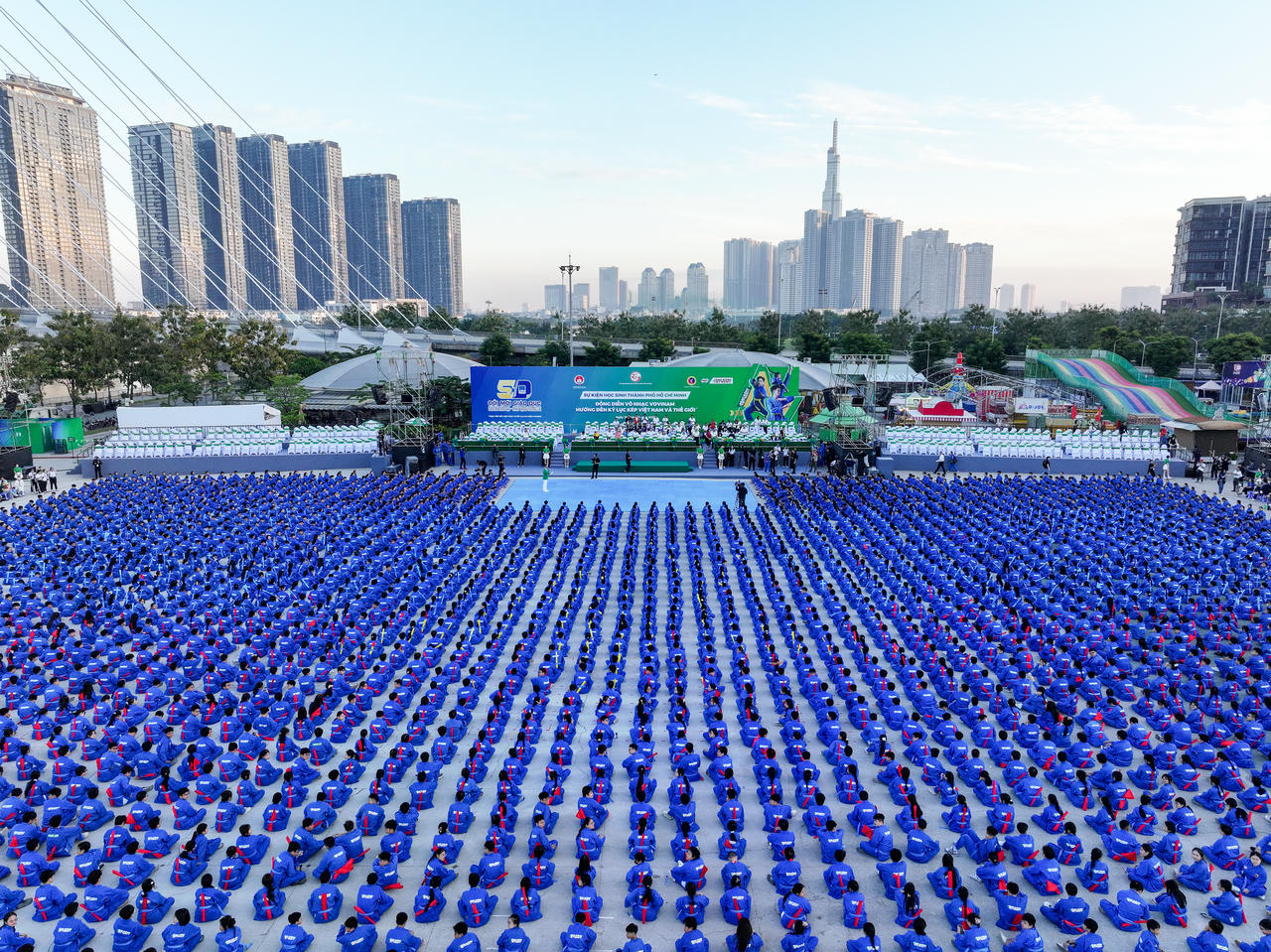 5.000 học sinh từ 15 điểm trường đã có mặt tại Công viên Bờ sông Sài Gòn từ sáng sớm, tập dượt chuẩn bị cho đồng diễn.