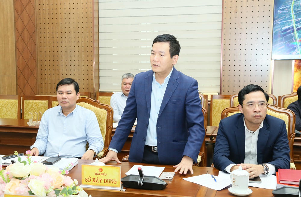 ÔngTrần Quang Triển, Giám đốc Sở Xây dựng tỉnh Hưng Yên báo cáo định hướng phát triển giao thông của tỉnh.

